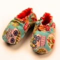 Patucos blanditos de tela bebé con dibujos de calaveras